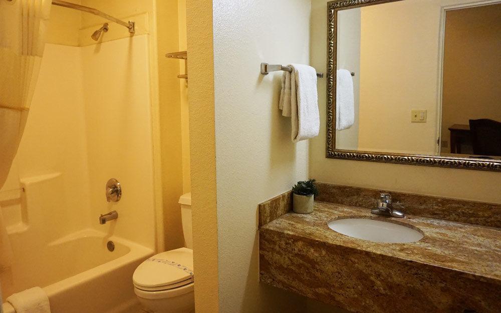 Regency & Motel 2*