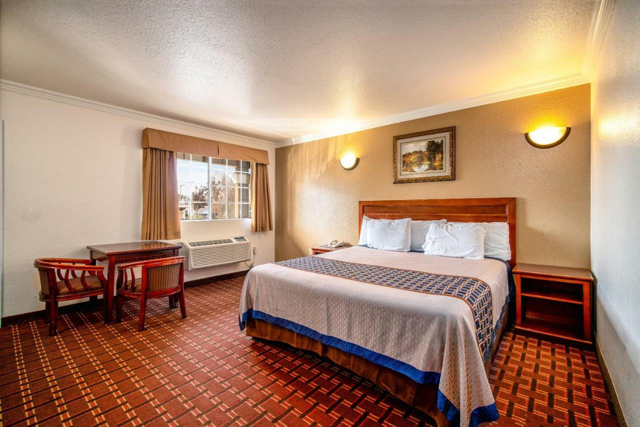Regency & Motel 2*